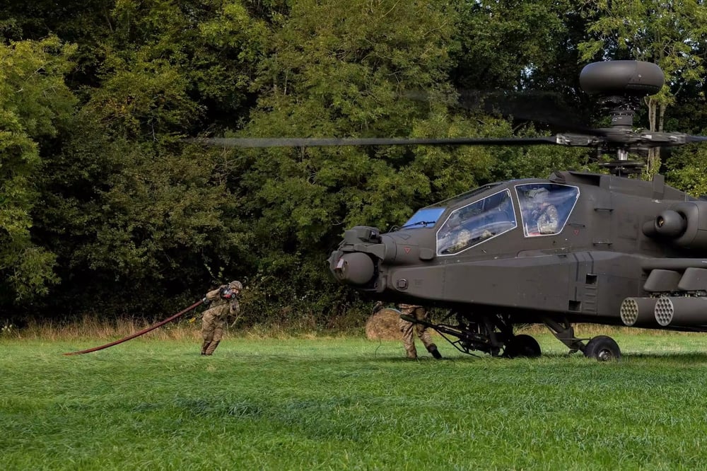 Ravitaillement d'un AH-64E anglais depuis une zone de ravitaillement avancée durant l'exercice Iron Titan.