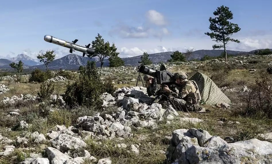Tir d'un missile antichar Akeron Moyenne Portée.