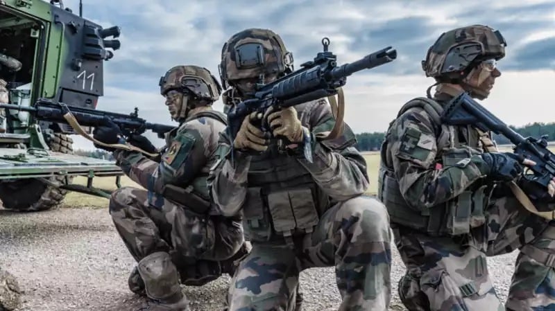 Formation à l'utilisation du fusil d'assaut HK-416F de Heckler et Koch.