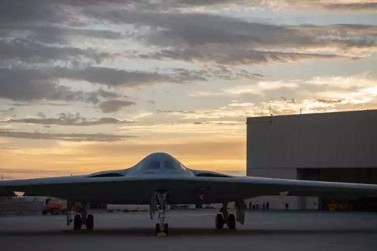 B-21 Raider en dehors de son hangar sur la base aérienne Plant 42.