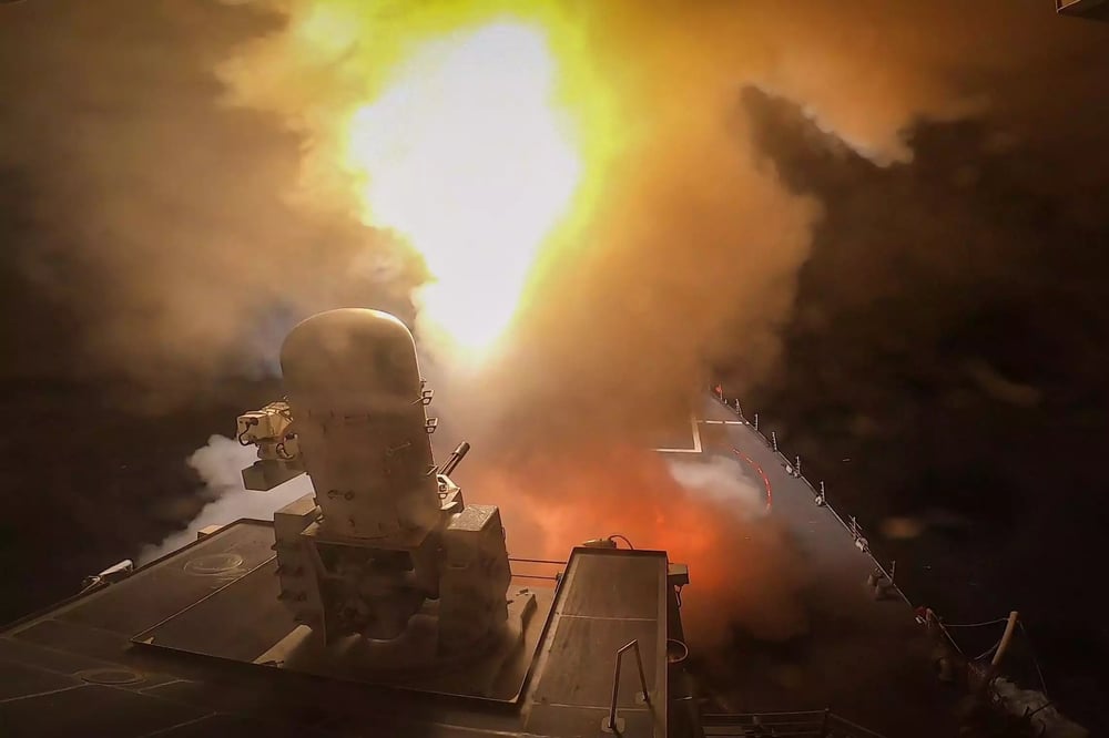 19 ocobtre 2023, le destroyer lance-missiles USS Carney (DDG-64) tire des missiles SM-2 pour intercepter en mer Rouge des drones et missiles houthis.
