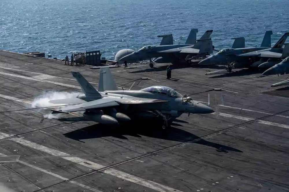 F/A-18F Super Hornet appontant sur le porte-avions USS Dwight D. Eisenhower (CVN-69). L'appareil a subi un incident durant son ravitaillement en vol car le panier du ravitailleur est resté sur la perche du Super Hornet.