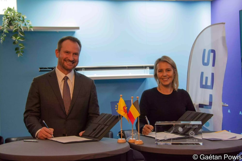 Signature de la lettre d'intention par Alain Quevrin (CEO Thales en Belgique) et Ludivine Dedonder (Ministre de la Défense).