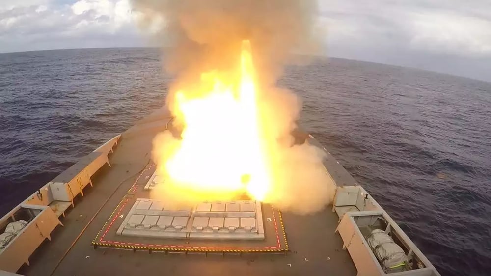 Tir d'un missile antiaérien moyenne portée Aster 15 depuis la frégate FREMM Bretagne (07/09/2022).