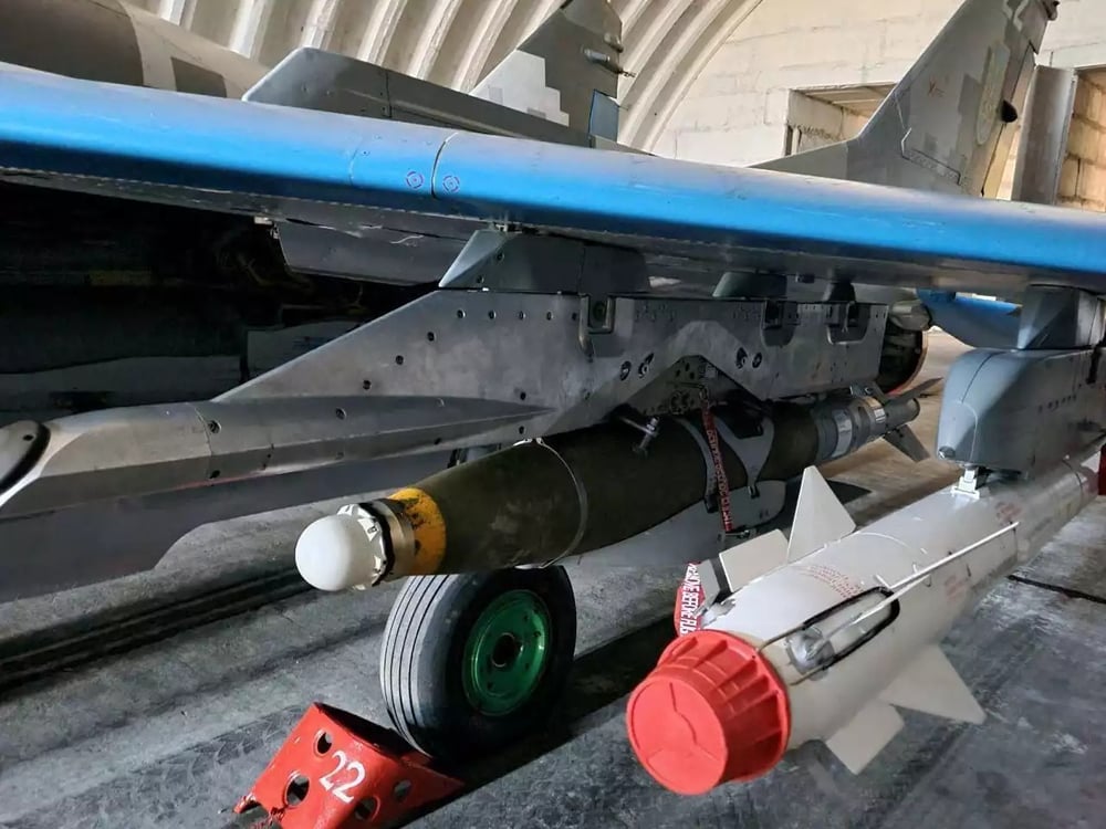 MiG-29 Fulcrum ukrainien équipé d'un missile air-air courte portée R-73 Vympel et d'une bombe planante de précision JDAM-ER.