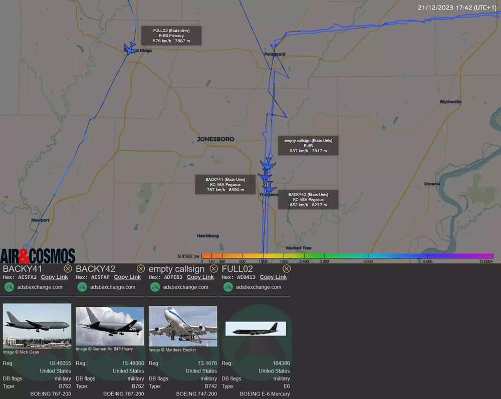 Entrainement stratégique pour un E-4B Nightwatch en cours de ravitaillement par deux KC-46A Pegasus. Un tout aussi stratégique E-6B Mercury avait également décollé d’Offutt.