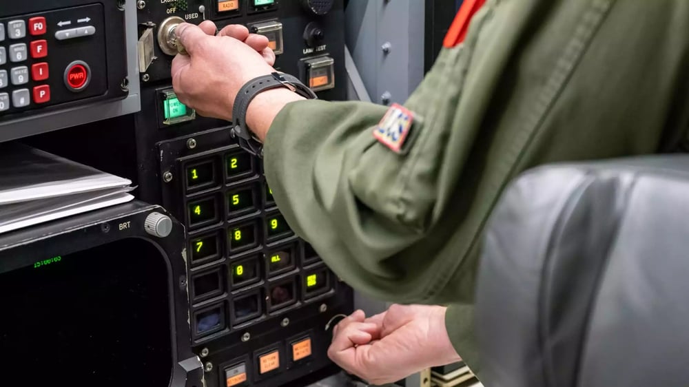 Geste très symbolique de la triade nucléaire américaine : le Maj. Hayden McVeigh tourne les clés à bord d’un E-6B de l’US Navy, lançant à distance un ICBM Minuteman III de l’USAF (18 avril 2023).