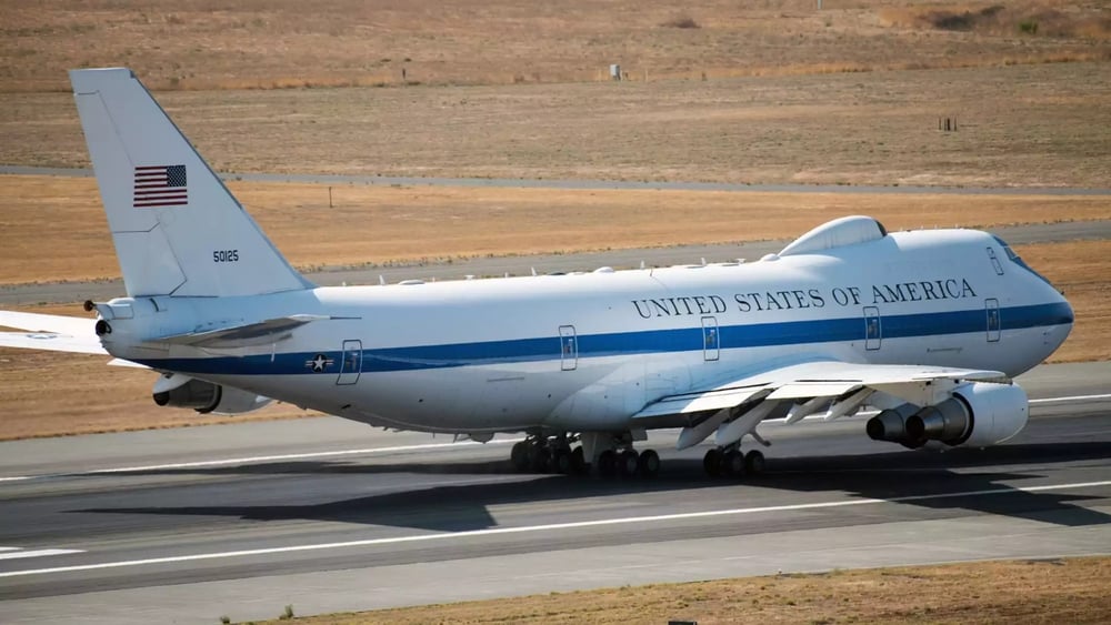 Décollage d'un E-4B Nightwatch depuis la base aérienne de Travis (Californie) pour effectuer un passage au California Capital Airshow (11 septembre 2017).