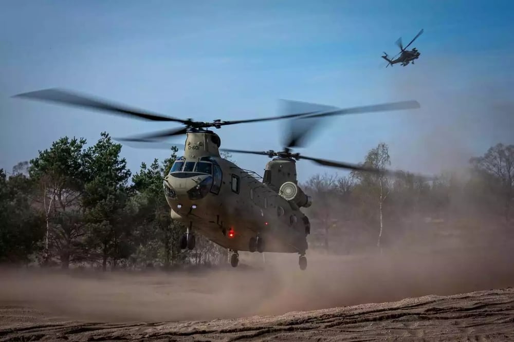 Assaut héliporté hollandais avec un hélicoptère de transport lourd CH-47F Chinook couvert par un hélicoptère de combat AH-64D Apache.