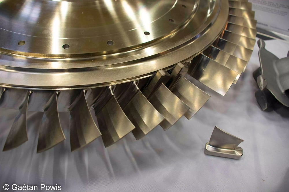 Nouvelle méthode de soudure des ailettes sur le disque d'un compresseur par Safran Aeroboosters (modèle d'exposition).
