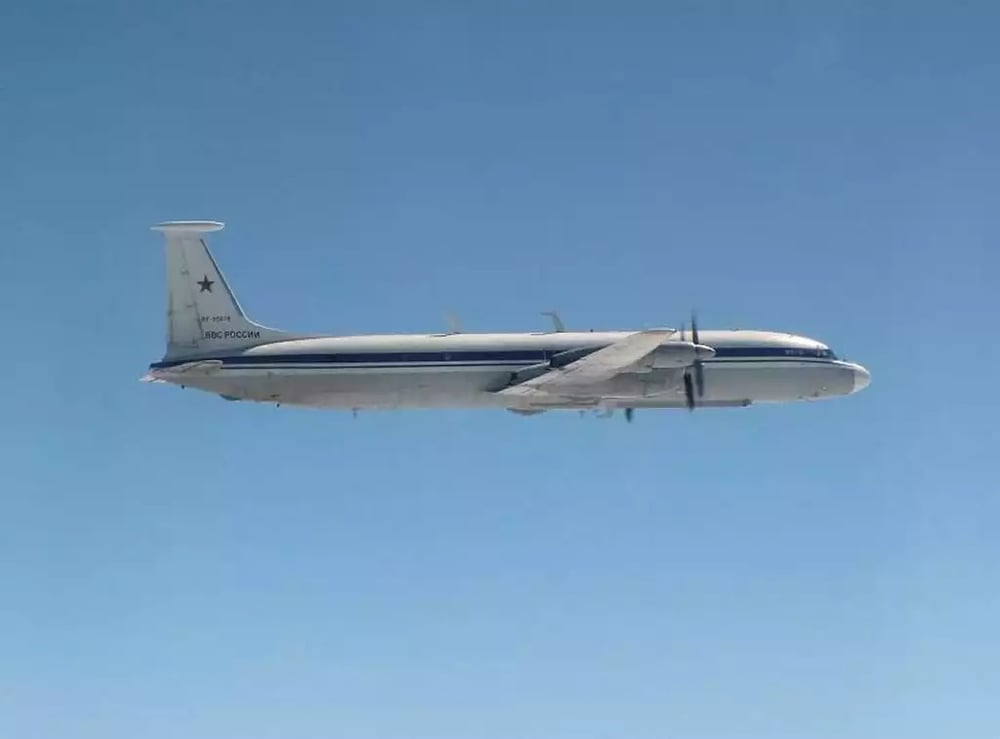 Avion de commandement aéroporté et de relai de communication Il-22M-11-RT russe intercepté au-dessus de la mer Baltique par deux Typhoon anglais (14 mai 2019).