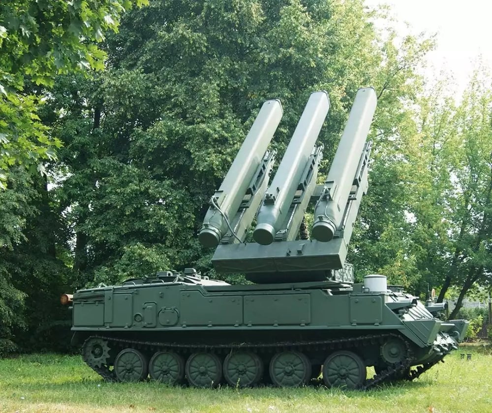 Système antiaérien Kub (SA-6 Gainful) modifié par WZU pour pouvoir tirer trois missiles ESSM (en conteneur).