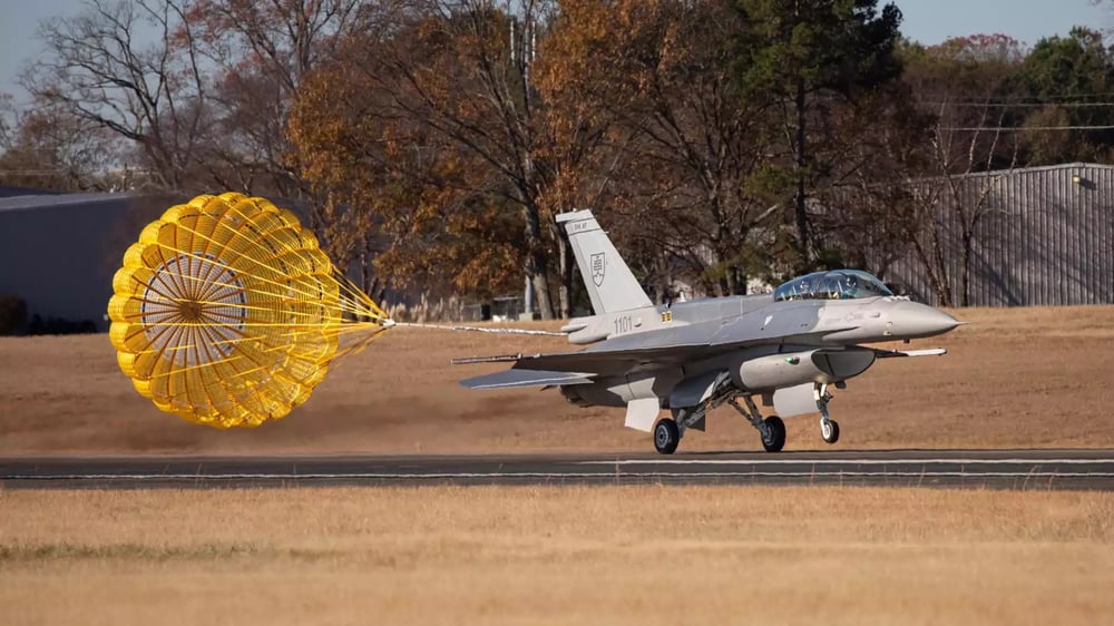 Arrivée d'un des deux premiers F-16 Block 70 slovaques en Slovaquie (10 janvier 2024).