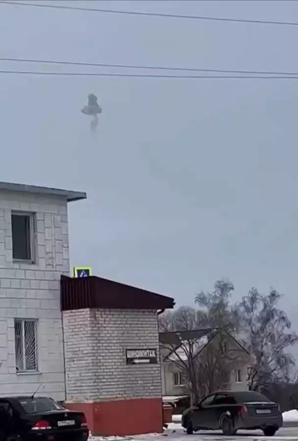Colonne de fumée présumée d'un missile antiaérien tiré contre l'Il-76 Candid crashé en Russie (24 janvier 2024).