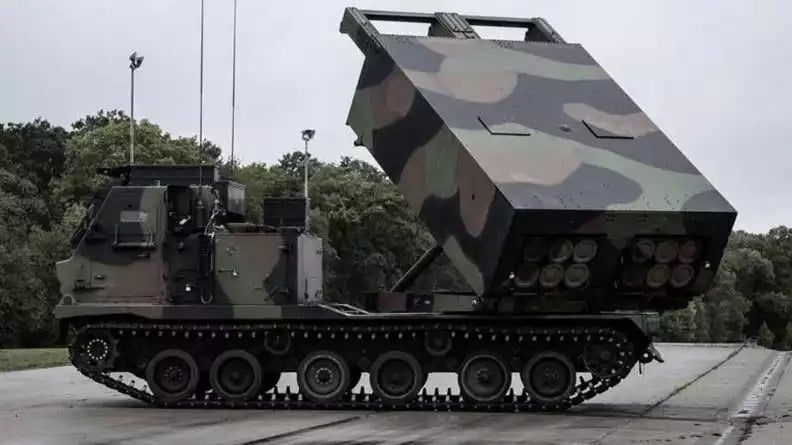 Lance-roquettes unitaire (LRU) M270 de l'Armée de Terre française en position de tir.