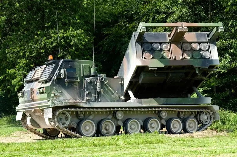 Lance-roquettes unitaire de l'Armée de Terre en position de tir. Cette image permet d'apercevoir les deux paniers de six roquettes de 227 mm.
