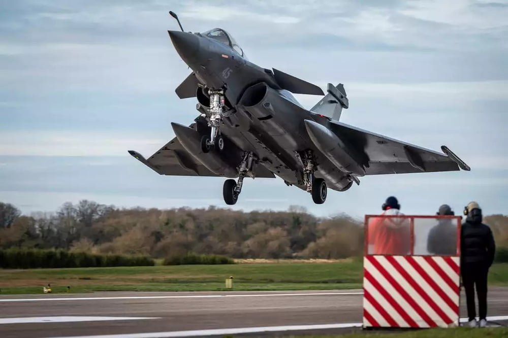 Rafale M (45) lors d'une séance d'appontages simulés sur piste. En avant-plan, l'officier d'appontage conseille le pilote lors de sa descente.
