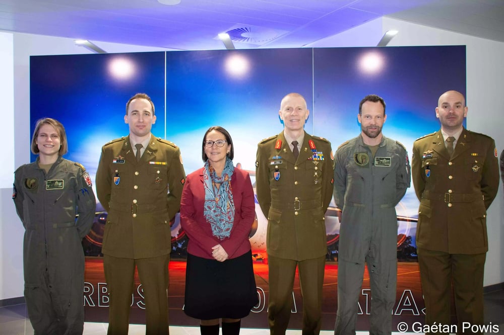 Yuriko Backes, ministre de la Défense luxembourgeoise et le général Steve Thull, commandant les Forces armées luxembourgeoises, aux côtés de pilotes et loadmaster A400M luxembourgeois.