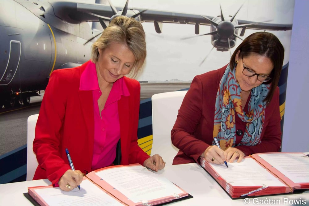 Ludivine Dedonder, ministre de la Défense belge, et Yuriko Backes, ministre de la Défense luxembourgeoise, signant l'accord technique pour le bataillon de recconnaissance binational.