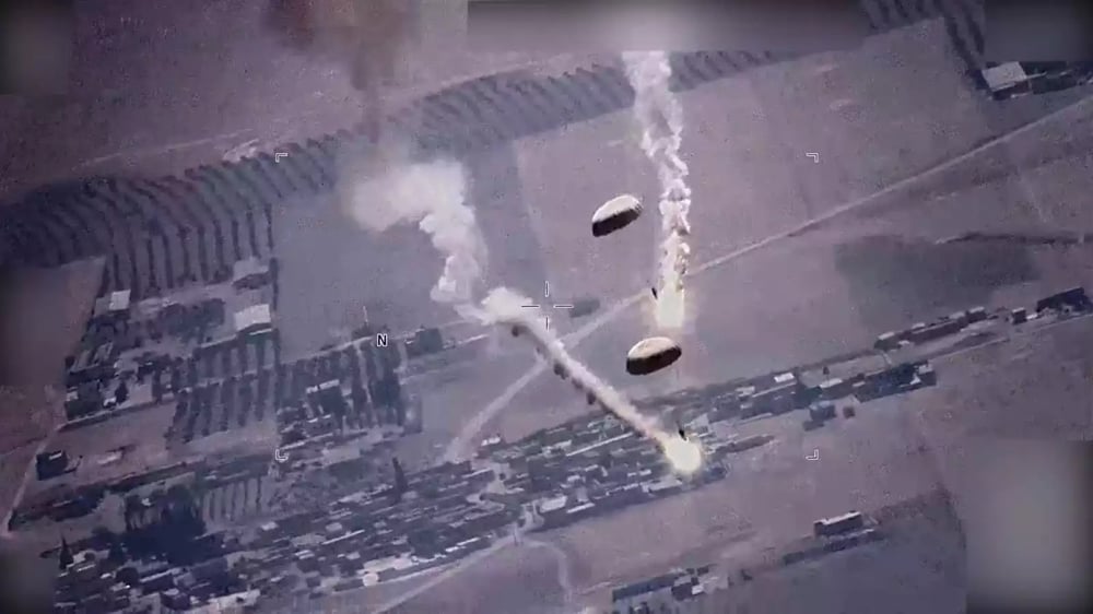 Deux 'flares parachutes' d'exercice tirés par un Su-35 sur la trajectoire d'un MQ-9A Reaper au-dessus de la Syrie (6 juillet 2023).