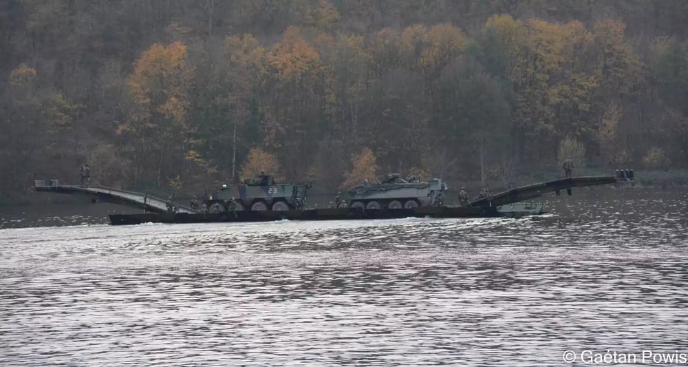 Traversée du lac de Falemprise d'un VBCI français et d'un Piranha belge sur un Pont Flottant Motorisé (PFM) durant l'exercice Celtic Uprise 2022.