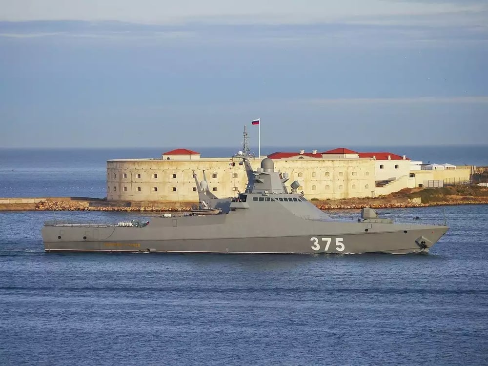 Patrouilleur Dmitriy Rogachyov (classe Vasily Bykov, Project 22160) entrant dans le port de Sébastopol.