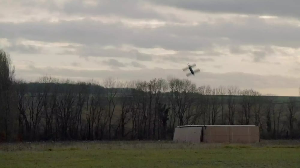 Drone kamikaze Toutatis quelques instants avant l'impact sur une cible simulée.