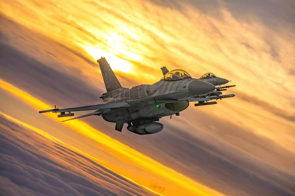Deux F-16C Block 52 polonais en vol (1 AMRAAM chacun).