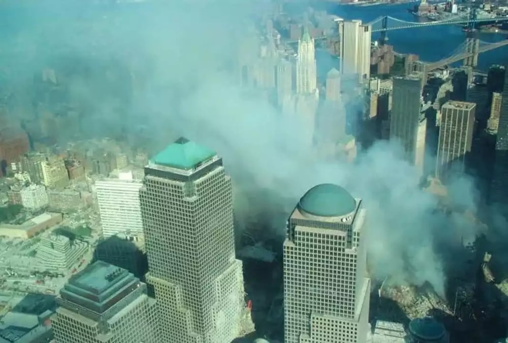 Image de Ground Zero prise par le Cessna Skyhawk N9344L de la Civilian Air Patrol le 12 septembre 2001 (vol 3131). Cette image insipirera Diane Kraus pour une peinture commémorative (We Were There).