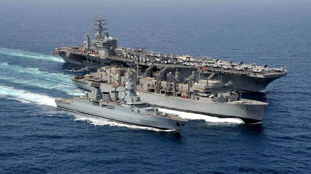 Double ravitaillement pour l'USNS Bridge : frégate FGS Hessen et porte-avions USS Dwight D. Eisenhower (CVN-69) en mer d'Arabie (23 mars 2023).