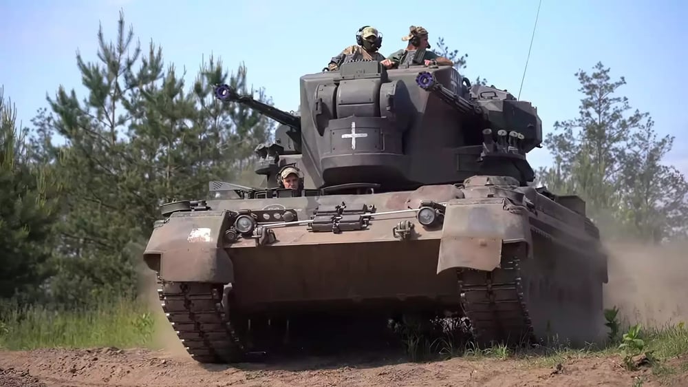Canon antiaérien mobile Flugabwehrkanonenpanzer Gepard ukrainien en mouvement.