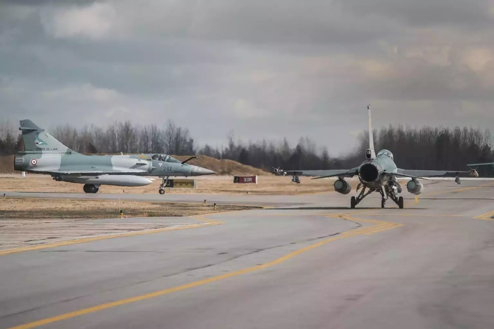 Mirage 2000-5F français du 1/2 Cigognes et F-16AM belge lors de leur déploiement de novembre 2023 à mars 2024 dans le cadre la Baltic Air Policing
