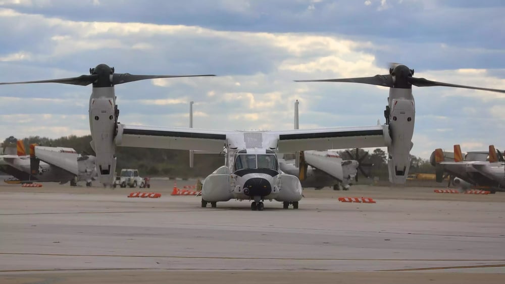 Tout un symbole : le premier Osprey de la VRM 40 devant les C-2A Greyhound de la VRC 40 qu'il remplacera sur la base aéronavale de Norfolk (5 avril 2024).