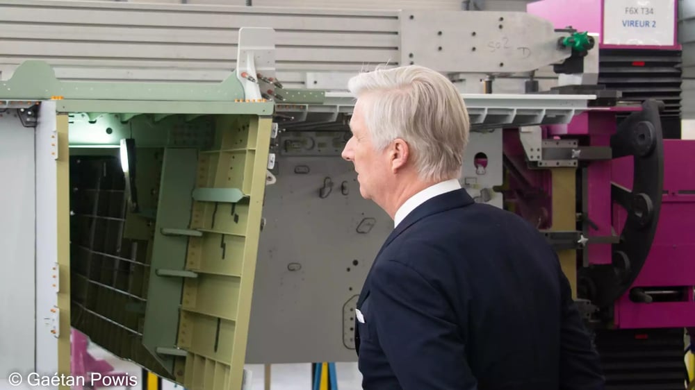 Le roi Philippe devant un réservoir central de Falcon 6X en cours de montage sur le site de SABCA Bruxelles.