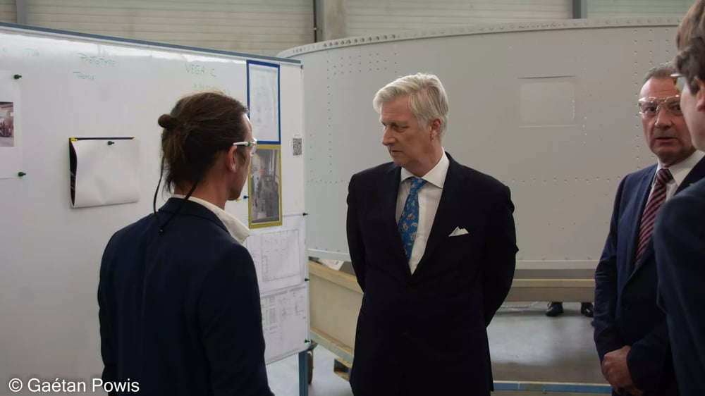 Le roi Philippe devant des anneaux boosters de fusée Vega-C.
