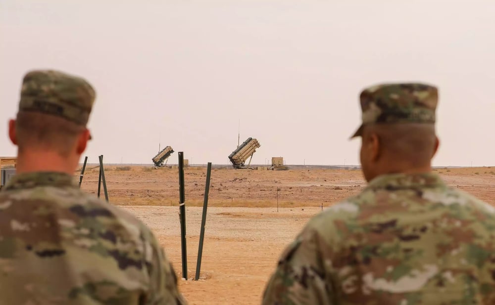 Le brigadier général Richard Harrison (à dr.) devant deux lanceurs Patriot mixte PAC-2 et PAC-3 récemment déployés sous le commandement du CENTCOM (19 nov 2023).