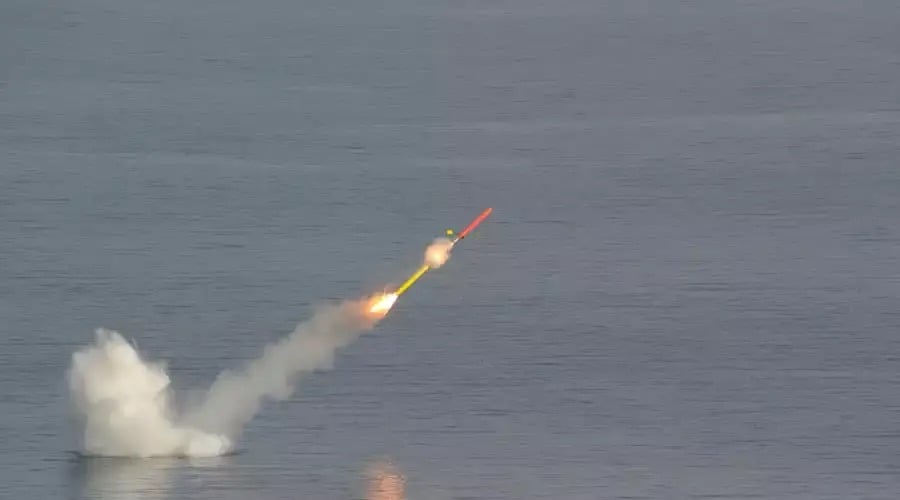 Lorsqu'un SNA tire un MdCN, celui-ci se trouve dans une 'torpille' qui va le propulser hors de l'eau. Cette image montre l'éjection d'un MdCN d'essai depuis sa 'torpille' et l'allumage de son booster.