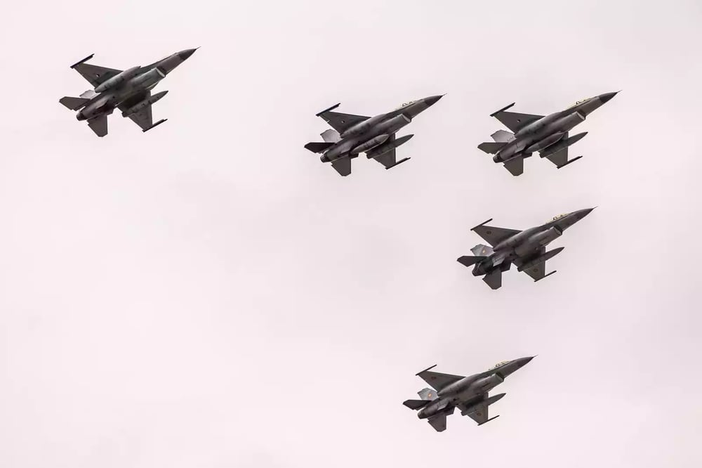 Arrivée d'un F-16AM et de deux F-16BM à l'EFTC, accueillis par deux F-16 roumains.
