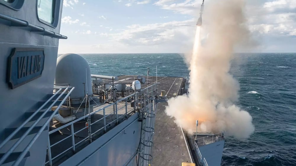 Tir d'un missile antiaérien moyenne portée Aster depuis les cellules lance-missiles Sylver A-43 du porte-avions Charles de Gaulle (tribord avant)(23 avril 2024).