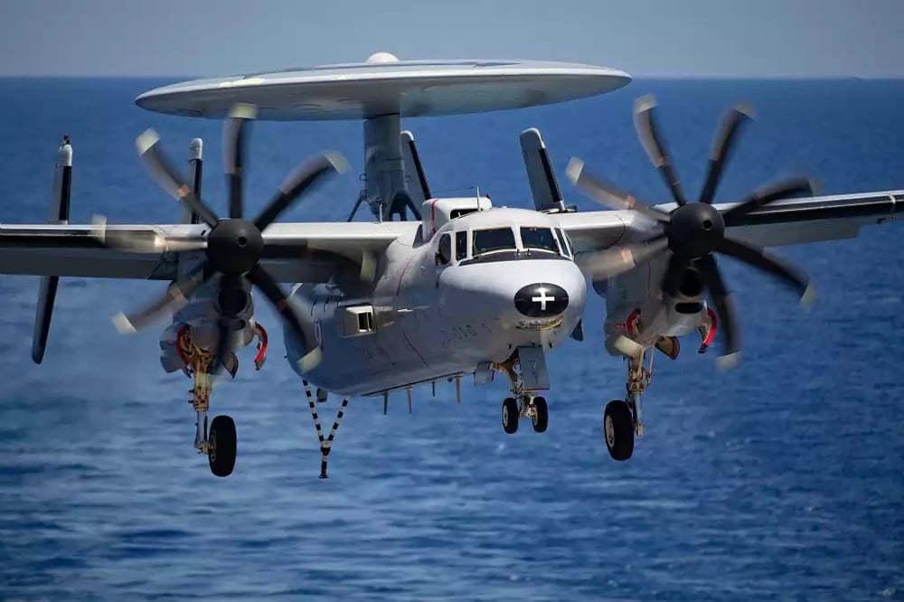 Un E-2C Hawkeye français quelques instants avant d'apponter.