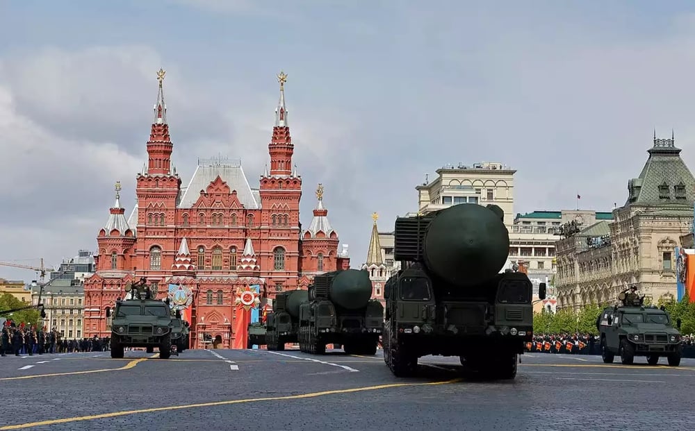 Grand classique de ce défilé : trois lance-missiles balistiques intercontinentaux mobiles Yars.