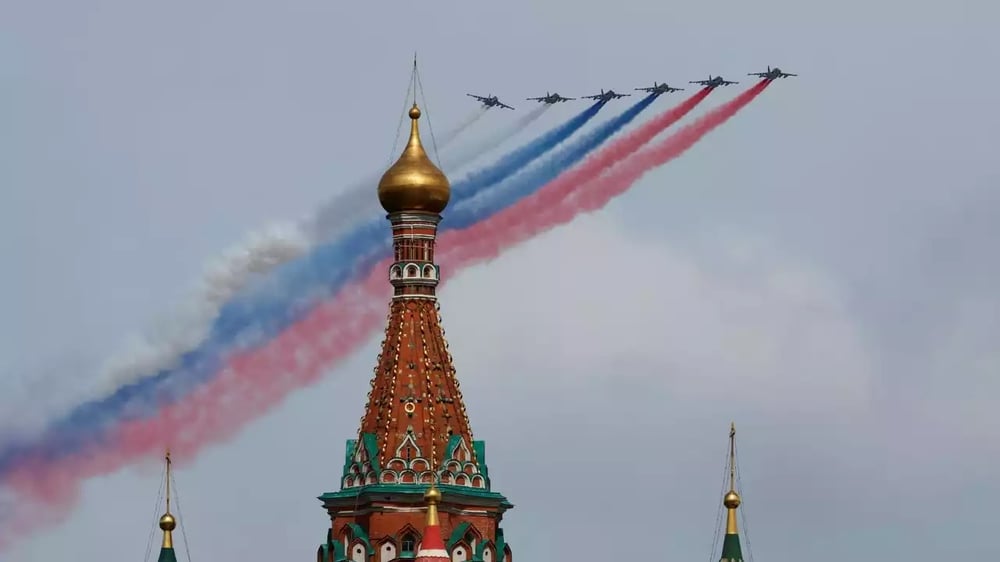 Après les Chevaliers russes et la patrouille Swifts, deuxième et dernière formation du défilé aérien, composée de six avions d'attaque Su-25 Frogfoot.