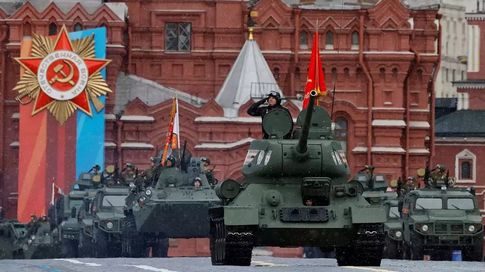 Seul engin chenillé de tous le défilé_un char moyen T-34-85, uniquement utilisé pour les cérémonies. En arrière-plan, les premiers blindés et véhicules légers.