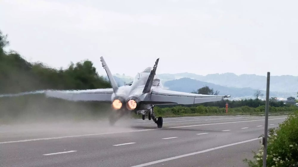 Manettes au tableau : décollage d'un F/A-18C Hornet suisse sur l'autoroute A1 (entre Payerne et Avenches) lors de l'exercice Alpha Uno (5 juin 2024).