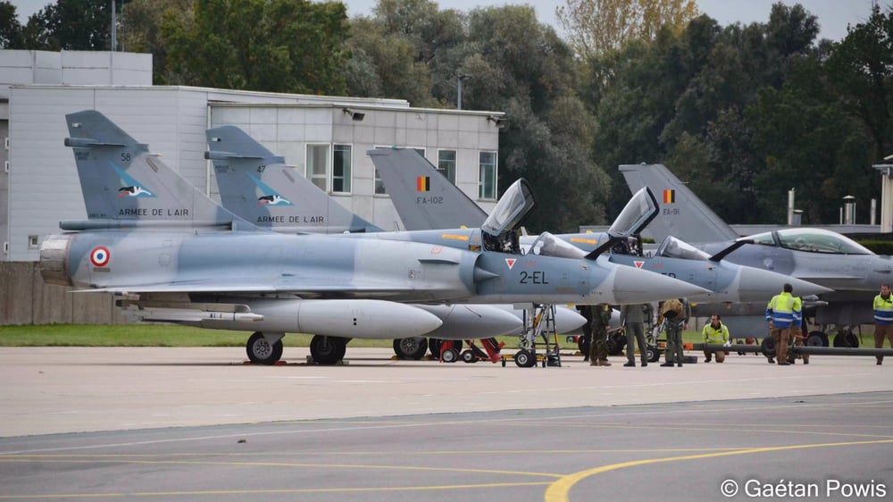 Mirage 2000-5F français et F-16AM Fighting Falcon belges sur le parking avions de la base de Florennes (18 octobre 2023).