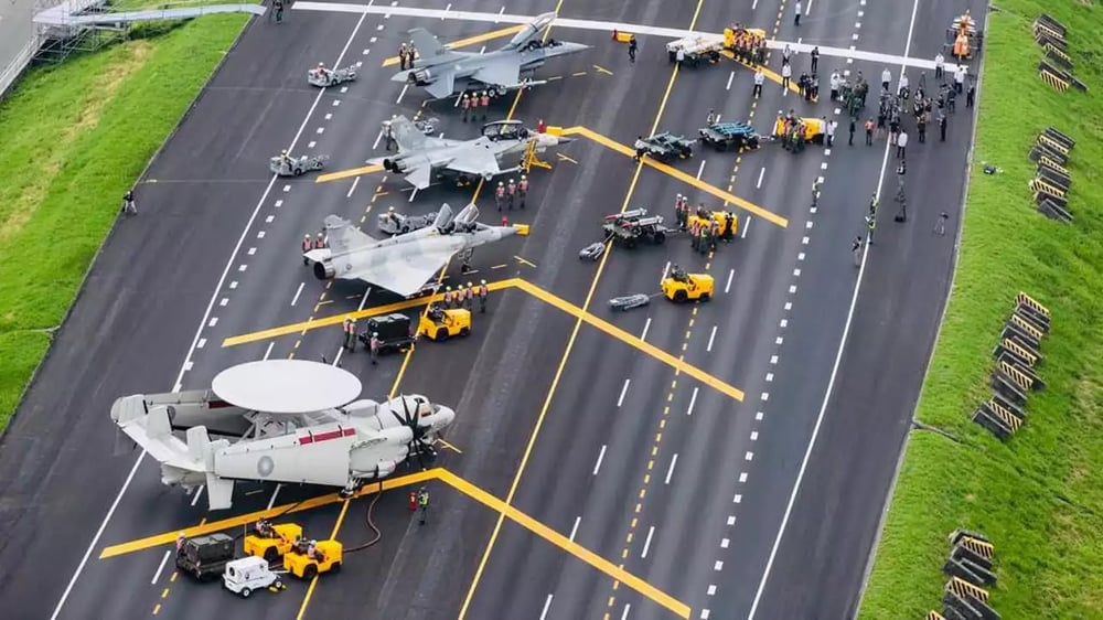 (De haut en bas) F-16 Fighting Falcon, F-CK-1D Ching-Kuo, Mirage 2000-5DI et E-2K Hawkeye taiwanais s'entrainant depuis une autoroute taiwanaise.
