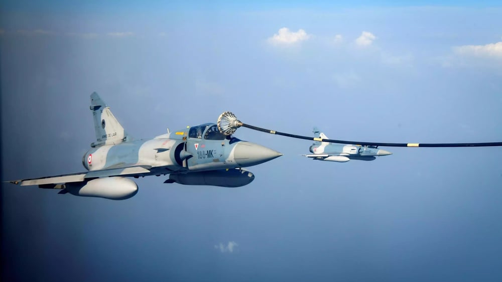 Ravitaillement en vol de 2 Mirage 2000-5F français par un ravitailleur KC-130J Super Hercules de l'USMC non loin de Djibouti (8 février 2022).