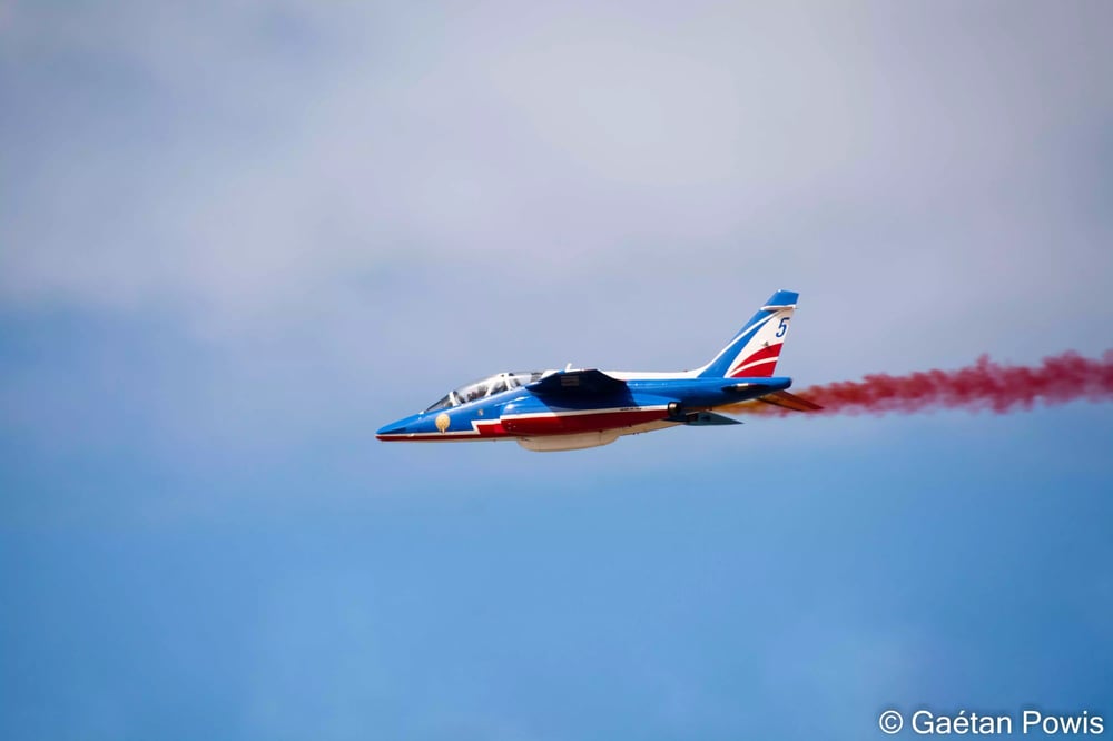 Passage en très basse altitute d'Athos 5 (Patrouille de France) durant le meeting aérien d'Arromanches (8 juin 2024).