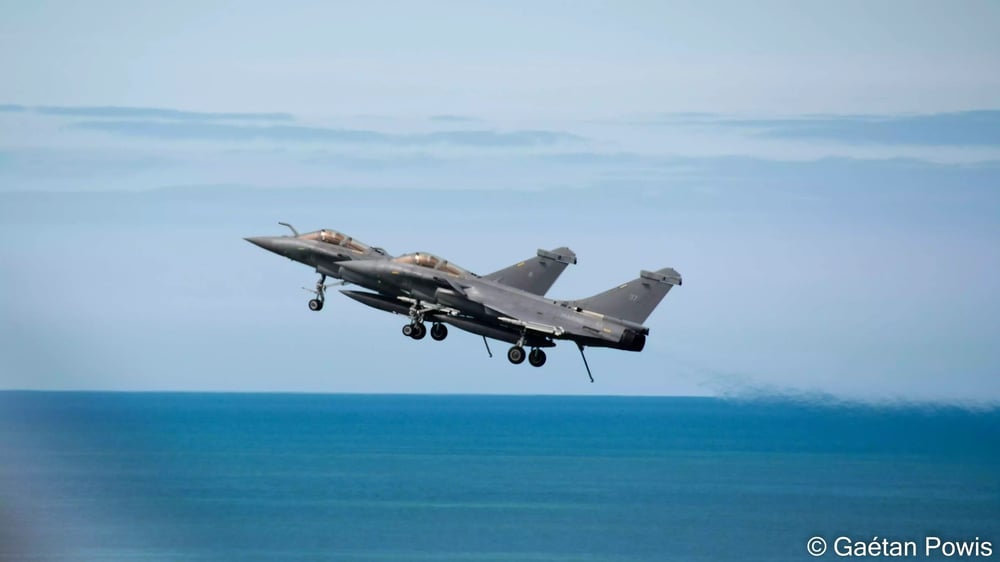 Arrivée des deux Rafale Marine au meeting aérien d'Arromanches en basse vitesse, basse altitude, trains et crosse d'appontage sortis (8 juin 2024).