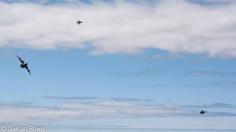 Split de la formation belge durant le meeting aérien d'Arromanches (8 juin 2024).